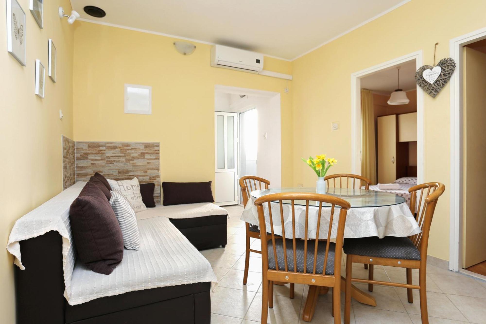 Apartments By The Sea Kastel Kambelovac, Kastela - 8679 Room photo