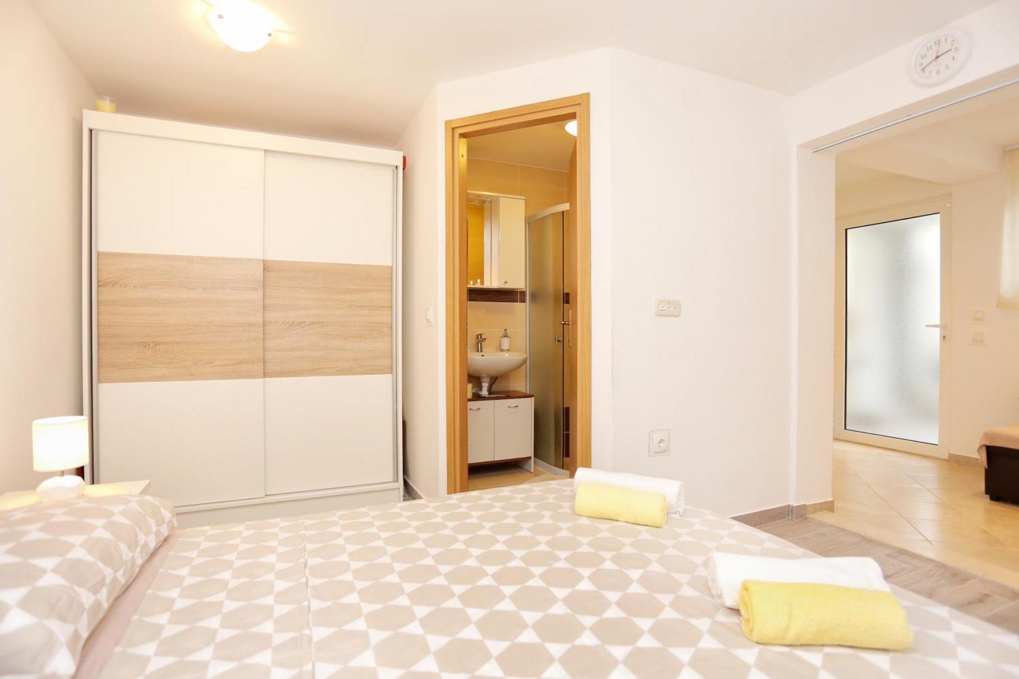 Apartments By The Sea Kastel Kambelovac, Kastela - 8679 Room photo